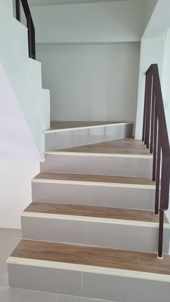 ขายทาวน์โฮม 3 ชั้นครึ่ง เนื้อที่ 18 ตรว. สไตล์โมเดิร์น ดีไซน์สวย หรูหรา ในทำเลทอง ย่านบ้านฉาง วัสดุตกแต่งอย่างดี